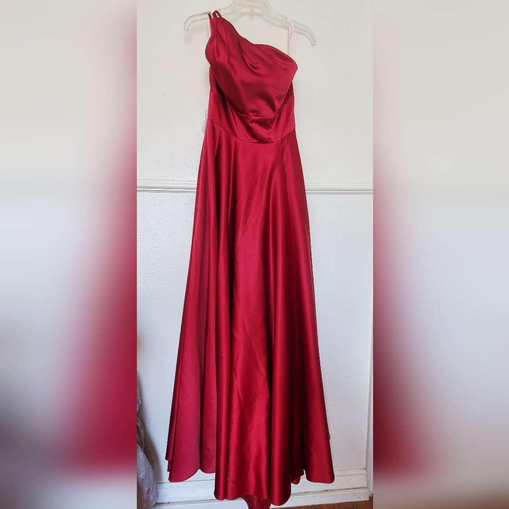 JJs House‎ Dress Elegant Red One-Shoulder Evening Gown
